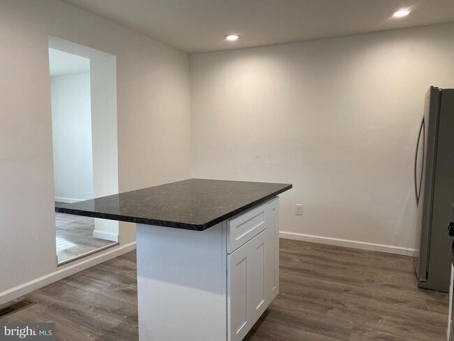 Building Photo - 920 Young St