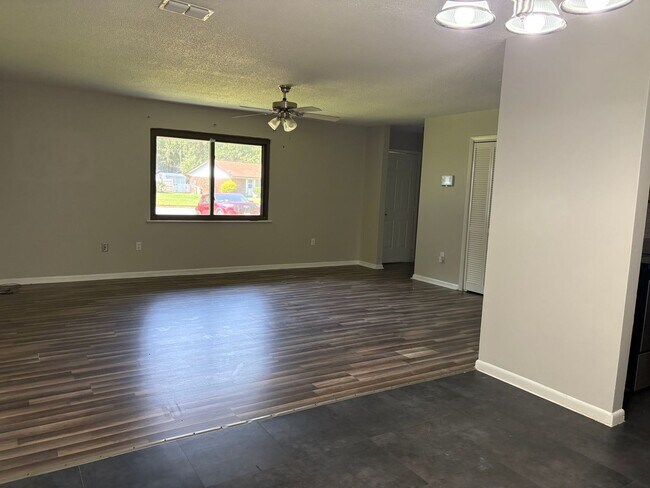Building Photo - 720 Thornwood Way