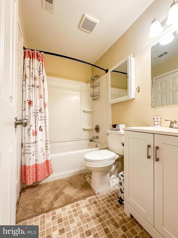 Building Photo - 15 Scotch Pine Dr