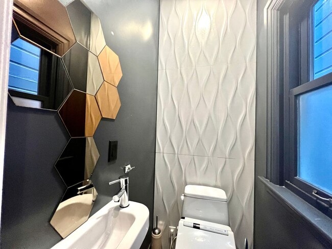 Building Photo - Welcome to North Beach! Premier 1 bed/ 2 B...