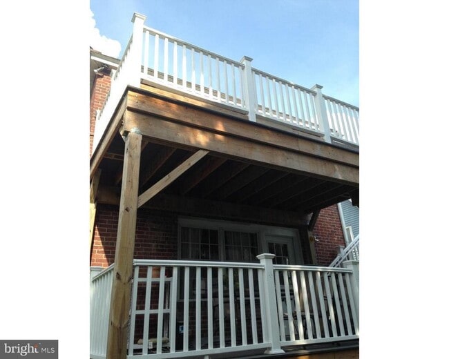 Building Photo - 214 Grayling Ave