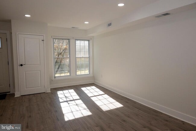 Building Photo - 2201 Strahle St