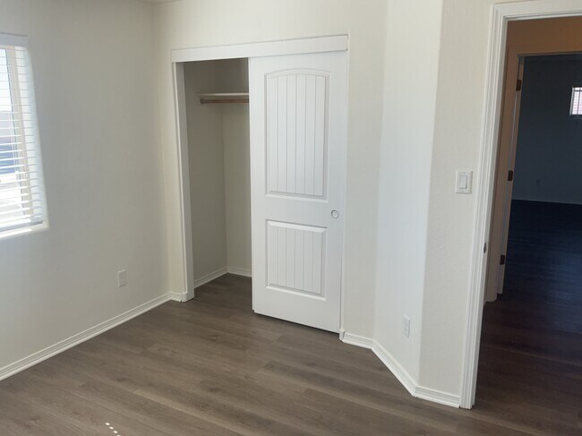 Building Photo - 904 Crown Ct NE