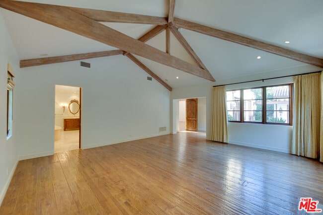 Building Photo - 9530 Hidden Valley Rd