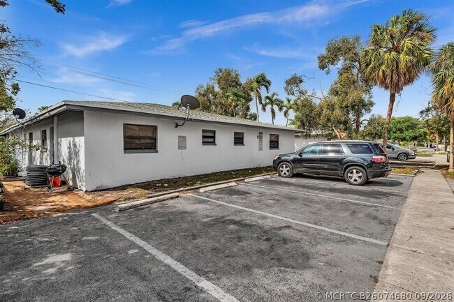 Building Photo - 5744 NW 27th Ct