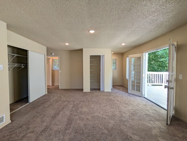 Building Photo - Charming 1 Bedroom Apartment w/ Deck Overl...