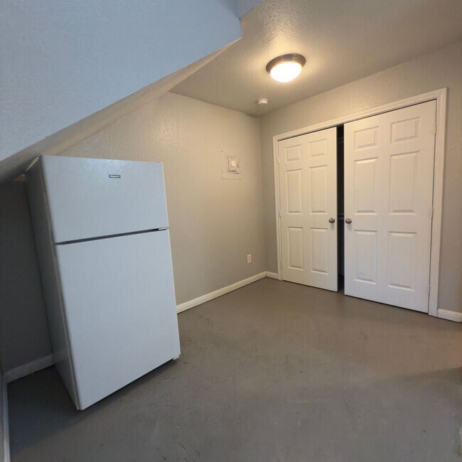 Building Photo - $500 Off 1st Full Month!* All Utilities In...