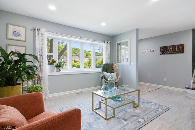 Building Photo - 237 Perry St