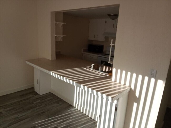 Building Photo - 2 bedroom or 1 bed with loft