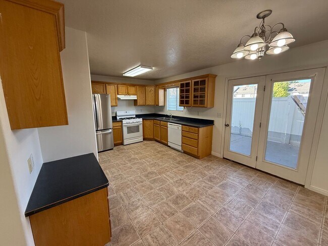 Building Photo - Stunning Townhome!