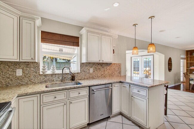 Building Photo - 301 SE 8th Ave