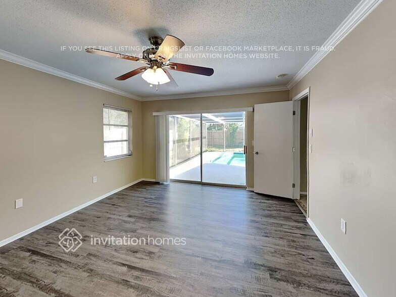 Building Photo - 3800 Pin Oaks St