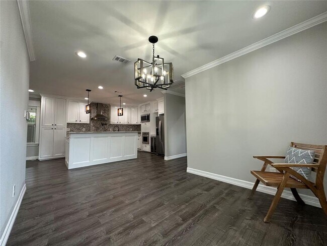 Building Photo - completely renovated 1930 Craftsman bungalow in the sought after Brooke Smith subdivision of Hous...