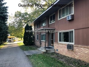 Building Photo - Main Level Apartment Pet Free Apartment, 1 Garage Space & 1 Surface Space, Pet Free Building