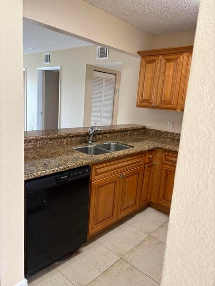 Building Photo - 1545 Lake Crystal Dr