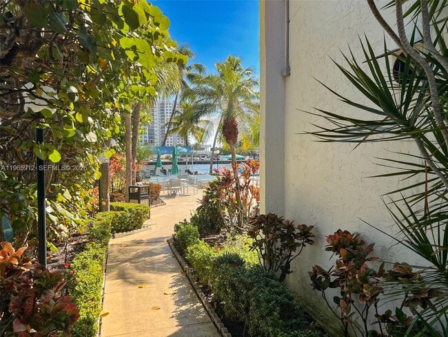 Building Photo - 800 Parkview Dr