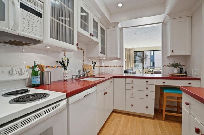 Building Photo - 525 Almer Rd