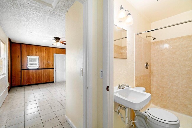 Building Photo - 3802 Melaleuca Ln