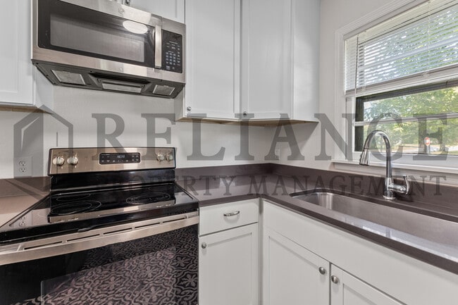 Building Photo - 653 Harding St