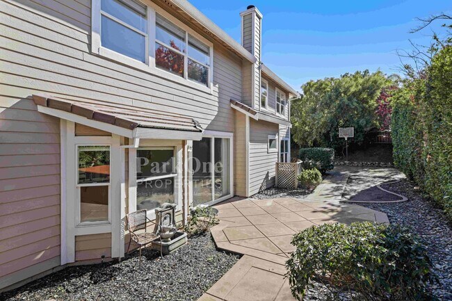 Building Photo - Beautiful Home in Peacock Creek
