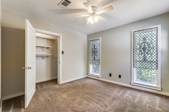 Building Photo - 1005 Center Cir