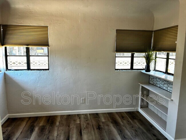 Building Photo - 1802 N Laurel Ave