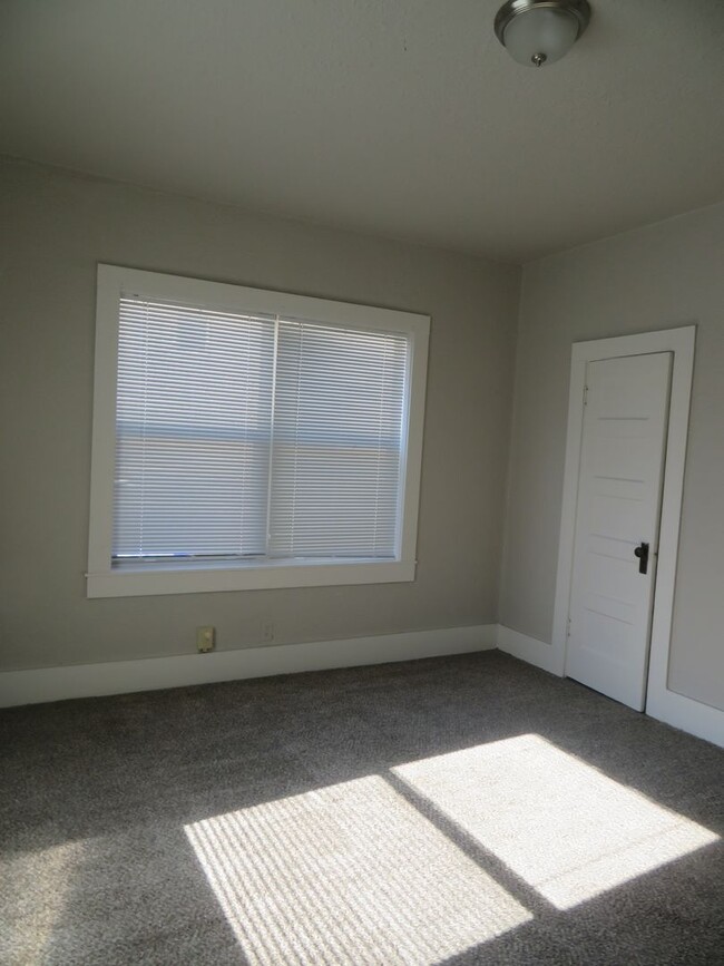 Building Photo - Clean 2 Bedrooms 1 Bath Close to NMSU