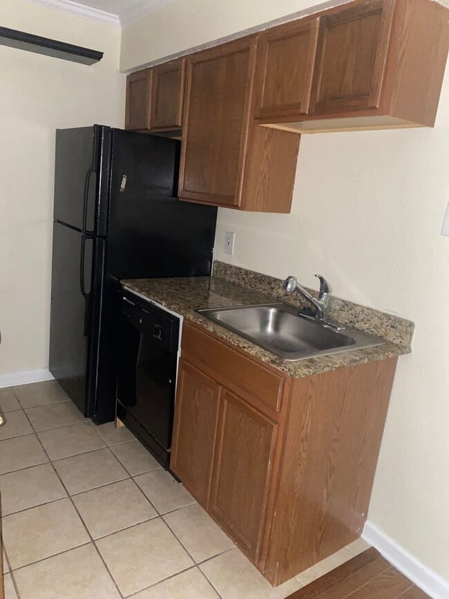 Building Photo - Beautiful Lake Plaza 1 Bedroom / 1 Bath Co...