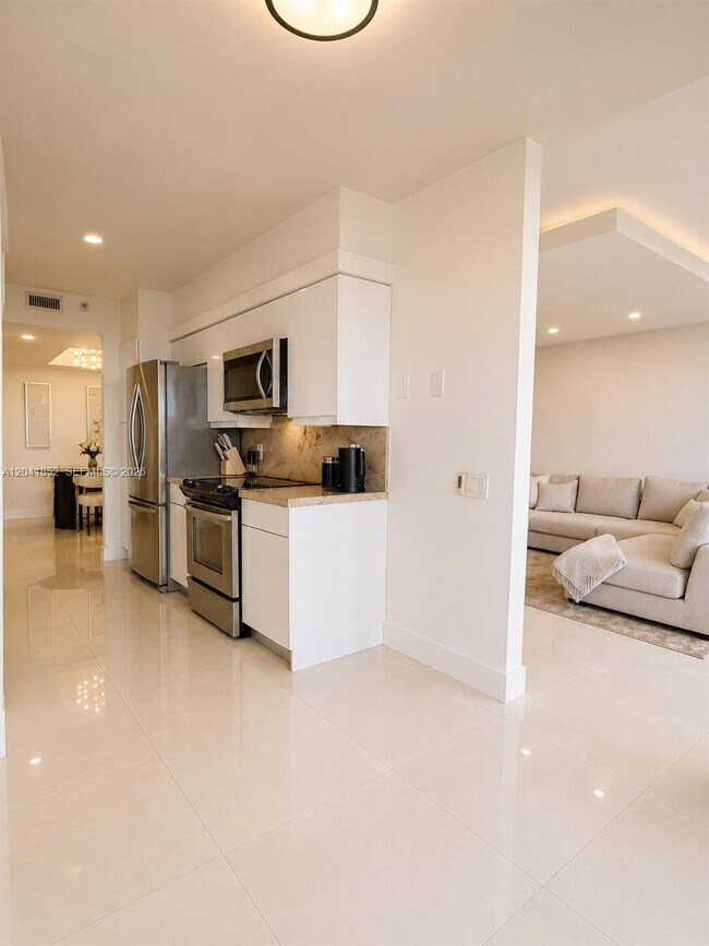 Building Photo - 3640 Yacht Club Dr