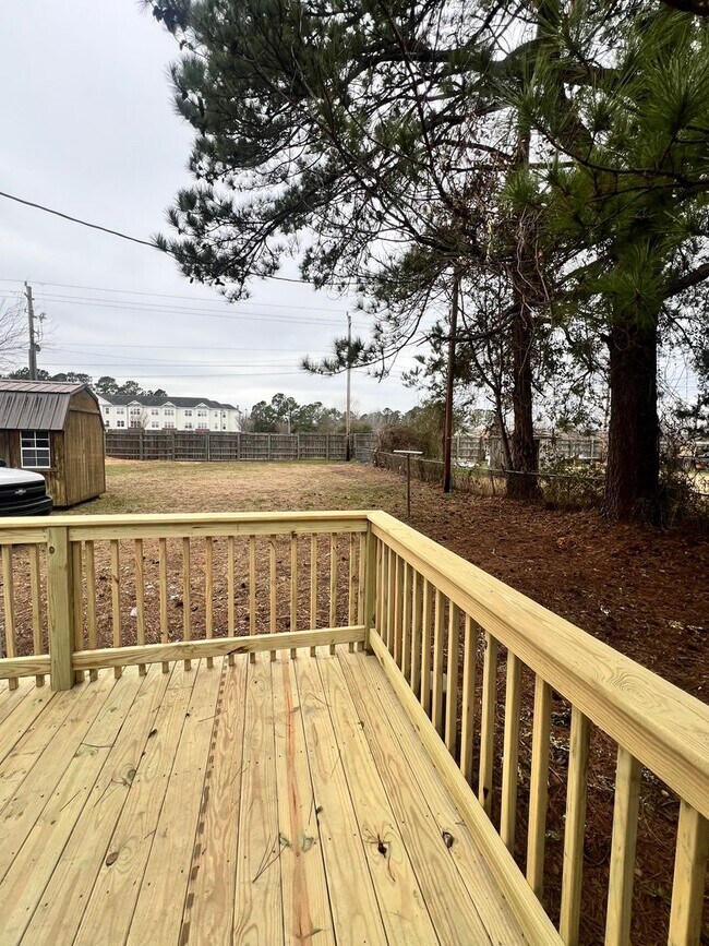 Building Photo - Charming Single-Family Home with Fenced in Backyard!