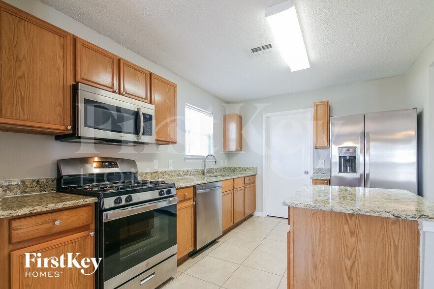 Building Photo - 916 Simi Dr