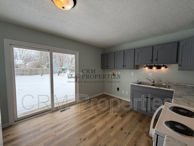 Building Photo - 800 Maumee Dr