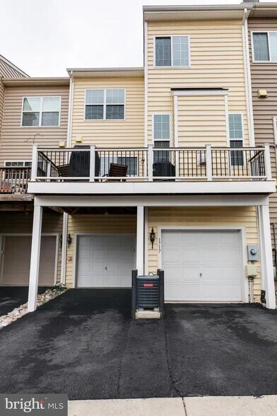 2-Car Garage - 1717 Taymount Ter NE