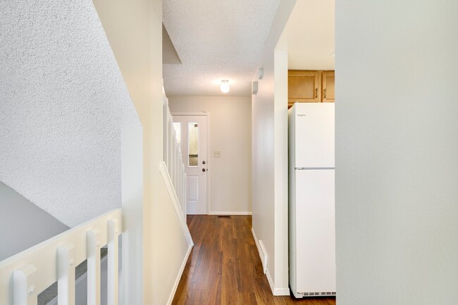 Building Photo - Charming Two-Story Townhome with Finished ...