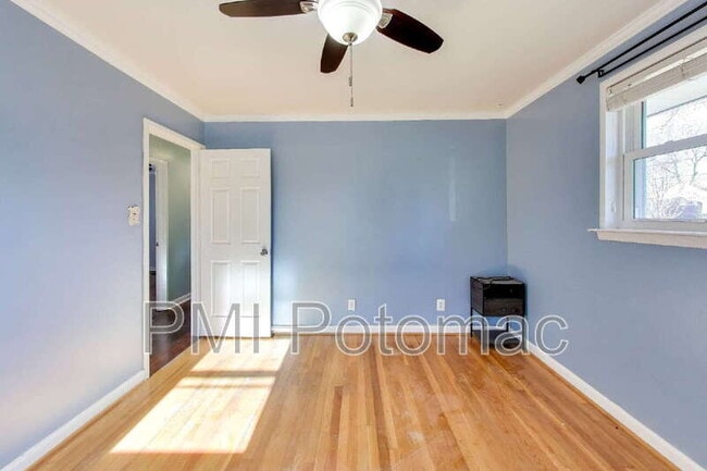 Building Photo - 1915 Henry Rd