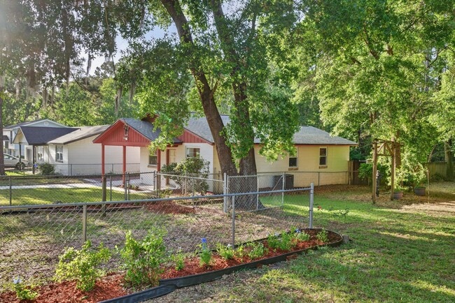 Building Photo - Adorable Single Family Home
