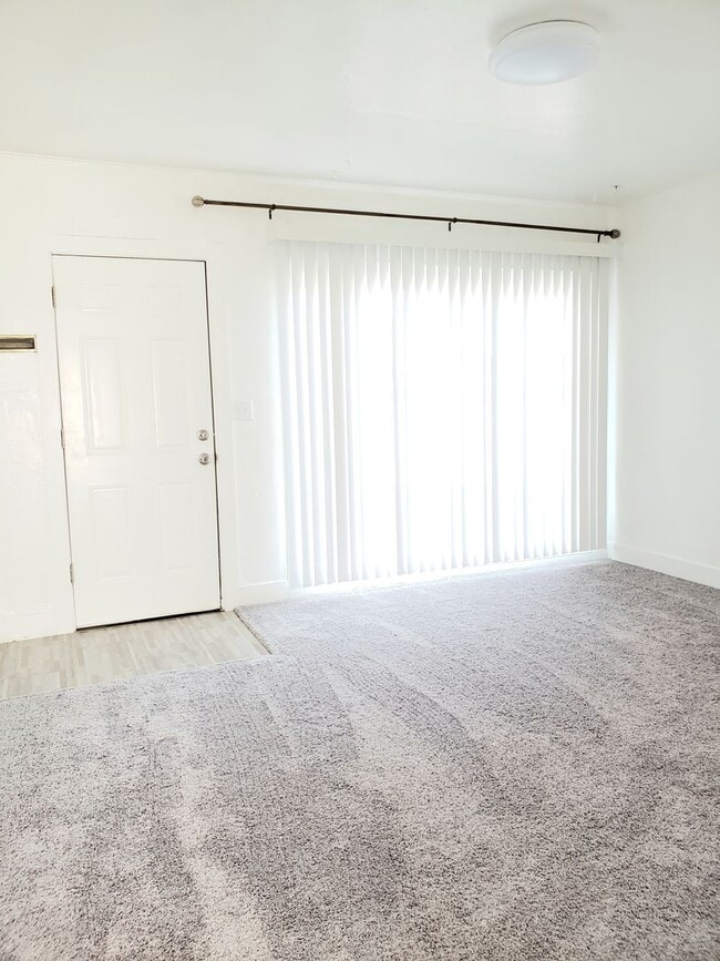 Building Photo - Cozy 1 bed, 1 bath house! Centrally located with washer & dryer!