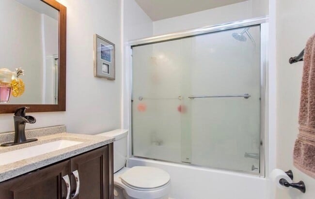 Building Photo - Beautiful updated 3-bedroom 1.5 bath townh...