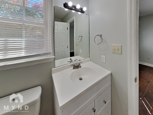 Building Photo - 1213 Shakentown St