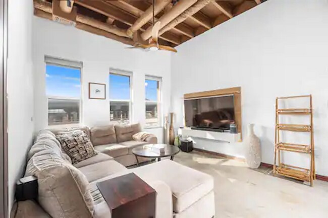 Building Photo - Loft