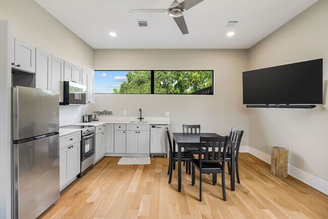 Building Photo - 12427 Pebblebrook Dr