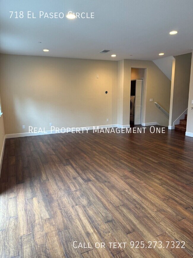 Building Photo - 718 El Paseo Cir