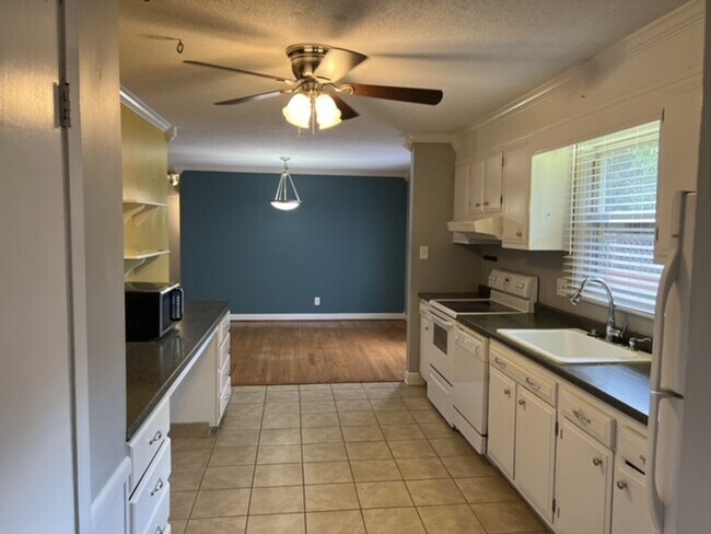 Building Photo - Knoxville 37921 - 3 bedroom 1.5 bath home - call Adam Sharp 865-254-0980