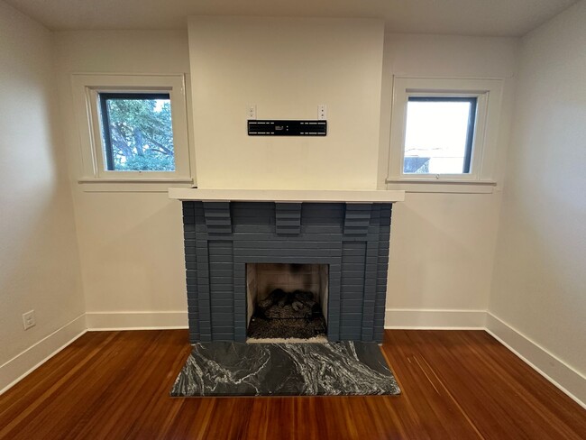 Building Photo - 1104 W 22nd St