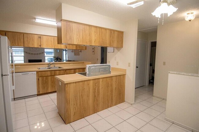 Building Photo - 2021 Saginaw Ct