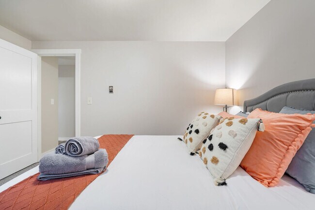 Building Photo - 3202 15th Ave W