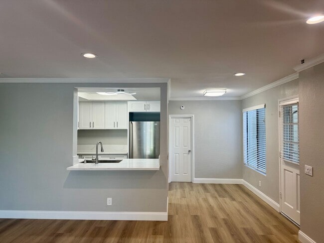 Building Photo - 2 Bedroom, Newly Renovated Beautiful Condo...