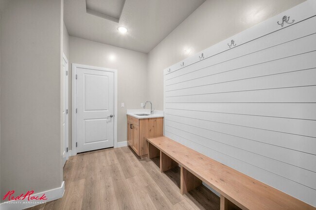 Building Photo - Modern 5 Bedroom Home in Cedar City!