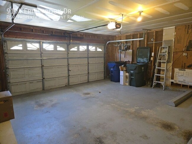 Building Photo - 9104 Erinsbrook Dr