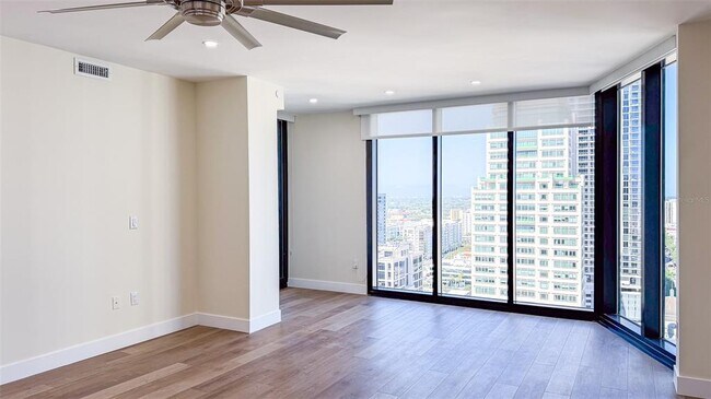 Building Photo - 1 Beach Dr SE